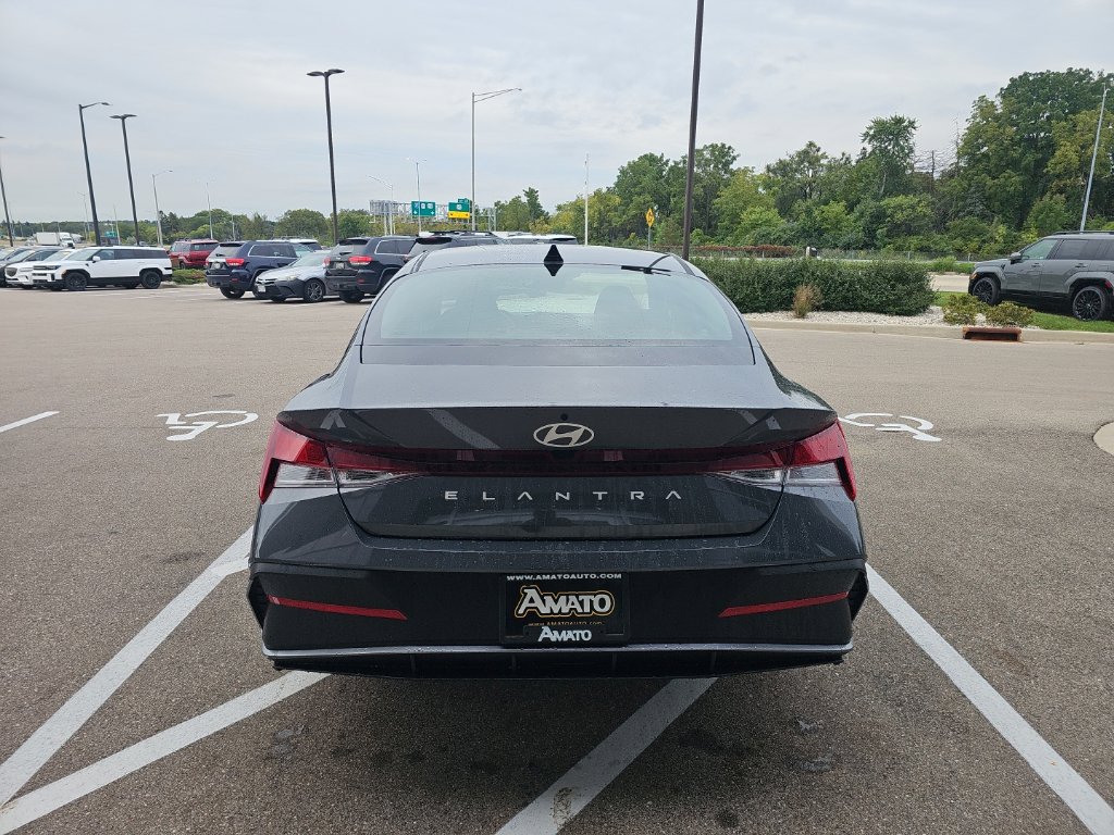 New 2026 Hyundai Elantra SE FWD image 4
