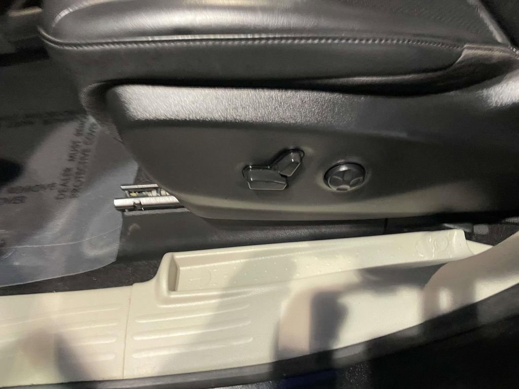 Used 2023 Chrysler Pacifica Touring-L image 30