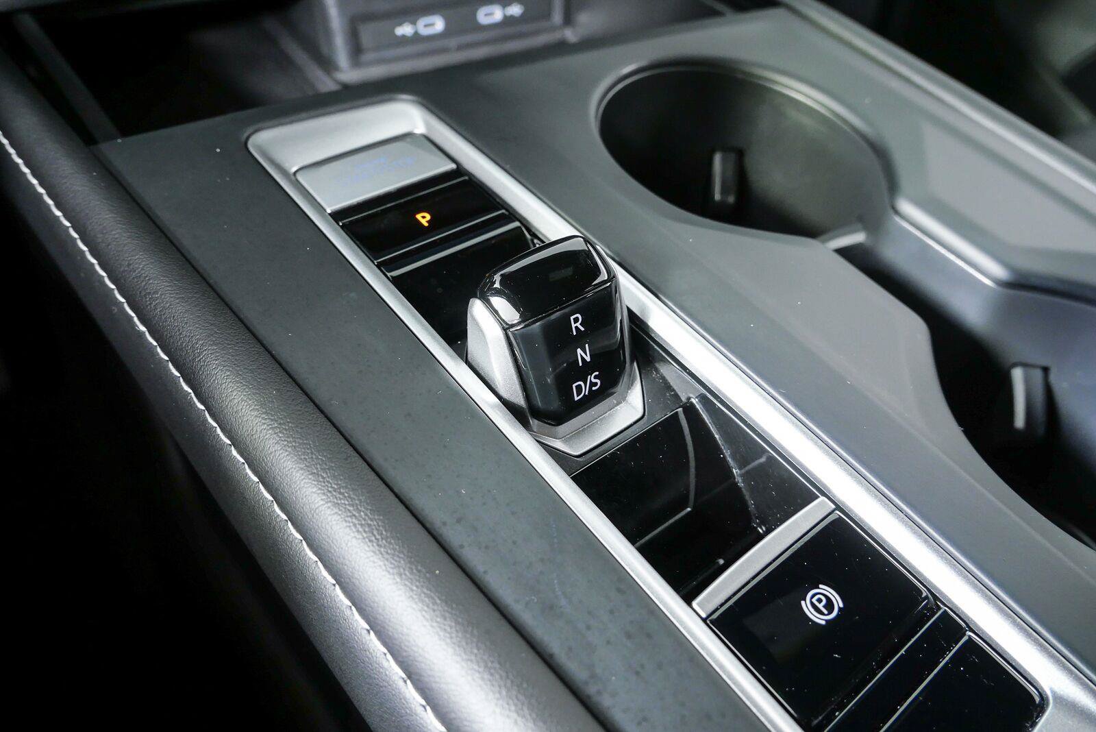 Certified 2024 Volkswagen Atlas Cross Sport SE FWD image 24