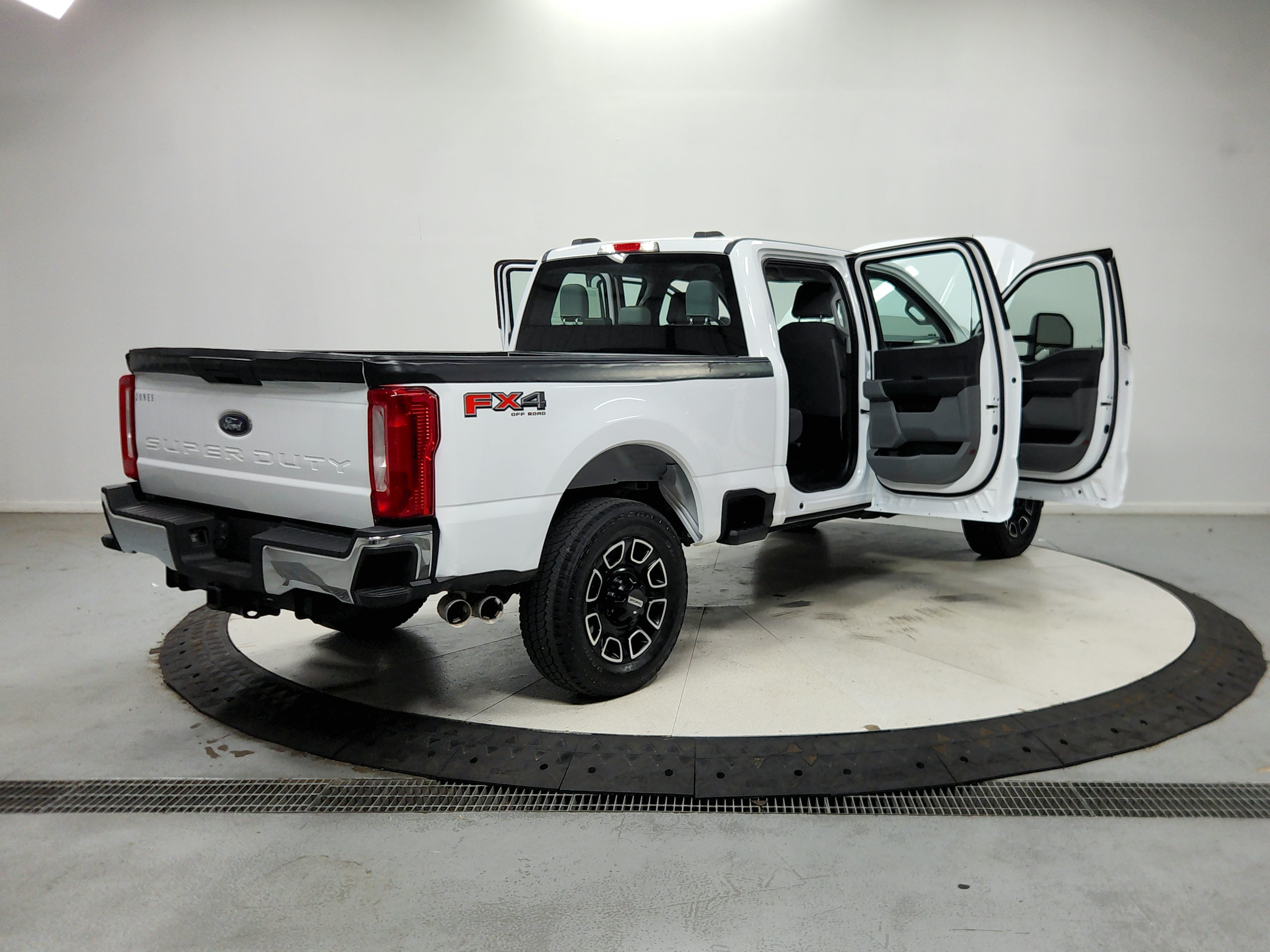 Used 2024 Ford F250 XL w/ FX4 Off-Road Package AWD/4WD image 16