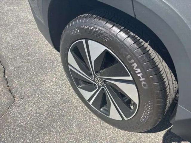 Used 2025 Volkswagen Taos SE AWD/4WD image 23