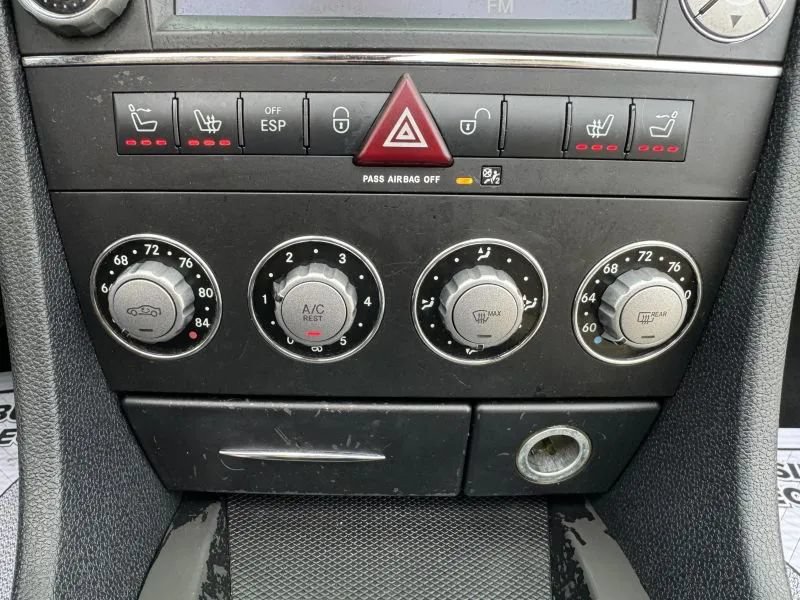 Used 2011 Mercedes-Benz SLK 300 image 33