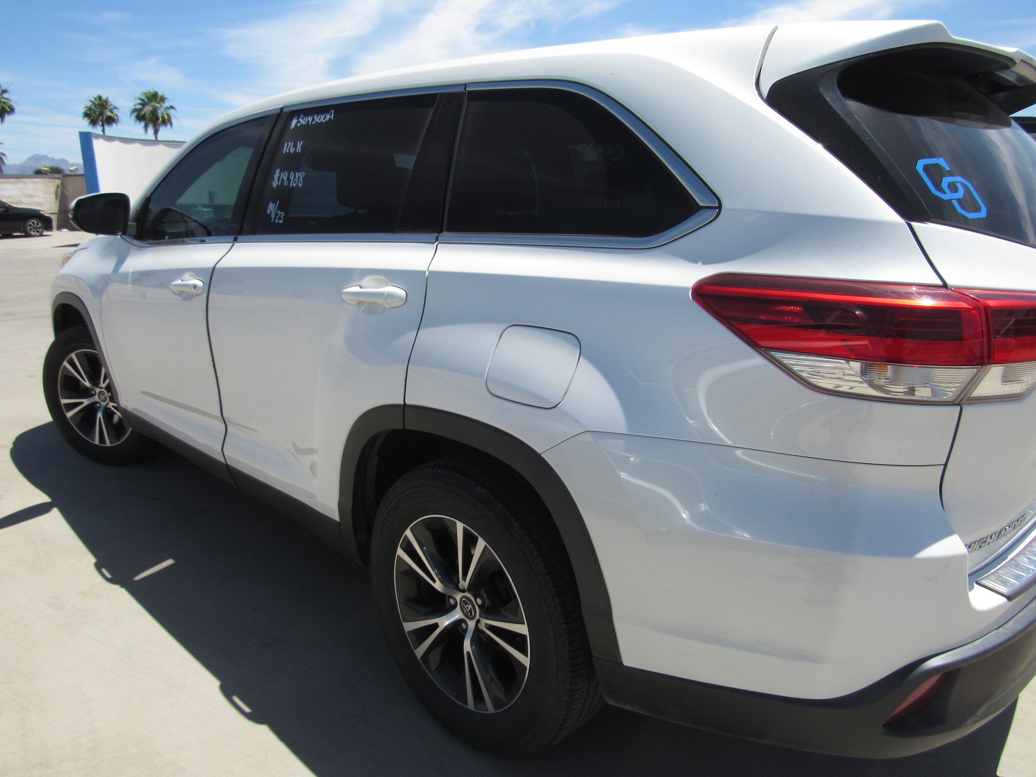 Used 2019 Toyota Highlander LE FWD image 4