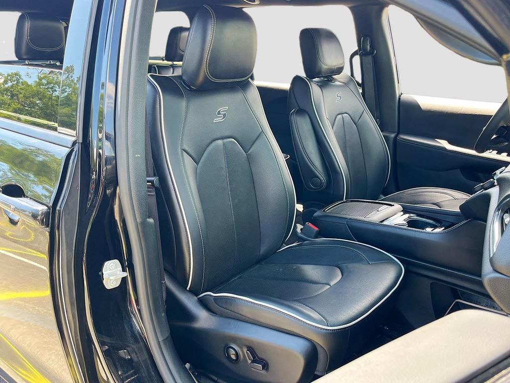 Used 2025 Chrysler Pacifica Limited FWD image 30