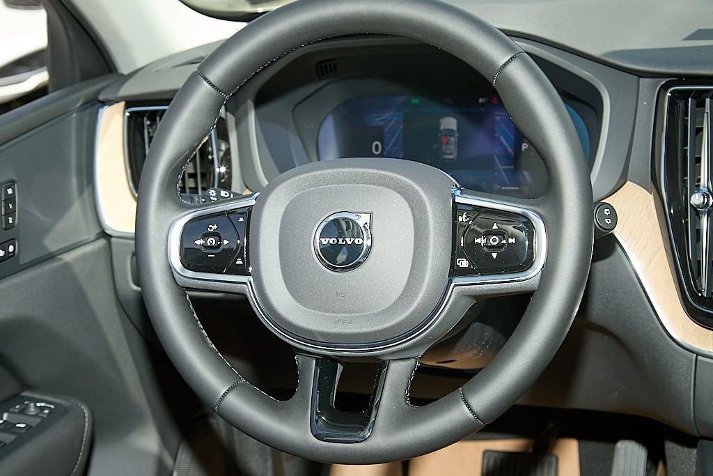 New 2026 Volvo XC60 B5 Plus w/ Climate Package PRO AWD/4WD image 25