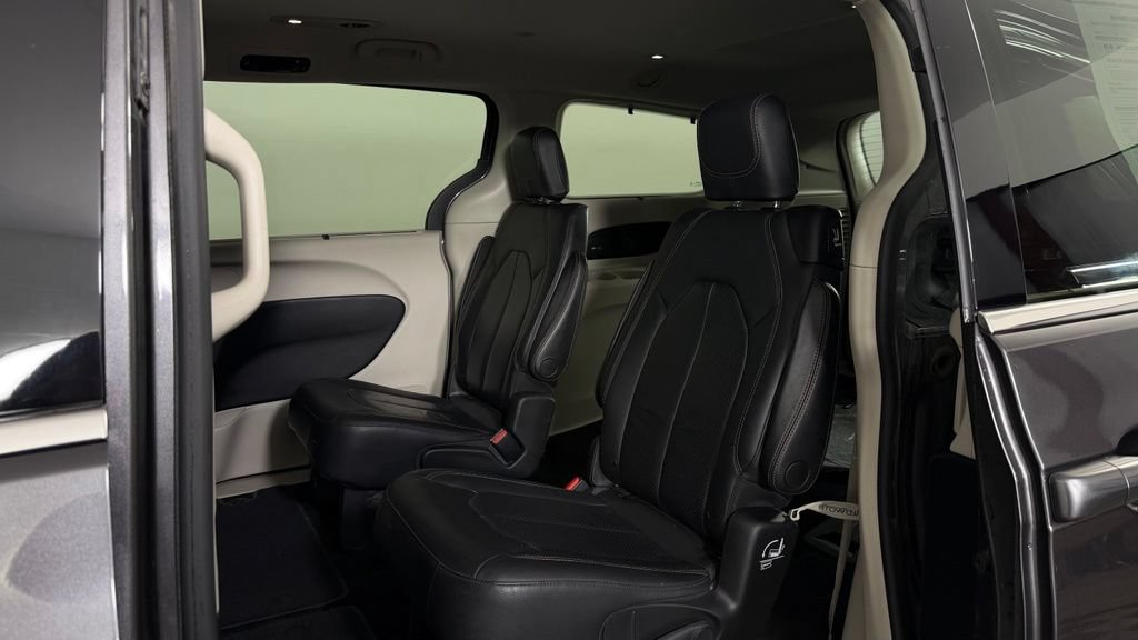 Used 2018 Chrysler Pacifica Touring-L w/ Premium Audio Group FWD image 28