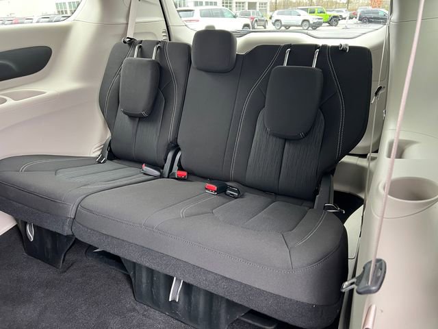 Used 2022 Chrysler Voyager LX FWD image 6