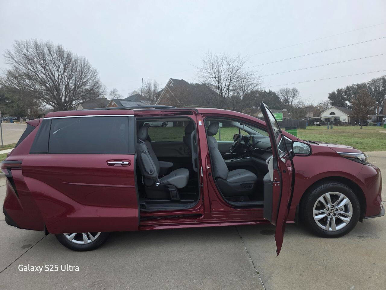 Used 2024 Toyota Sienna XLE w/ XLE Plus Package image 12