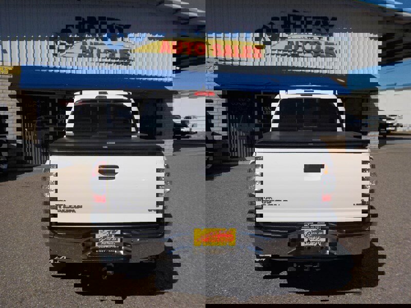 Used 2015 Toyota Tacoma 4x4 Double Cab w/ TRD Off-Road Package image 7