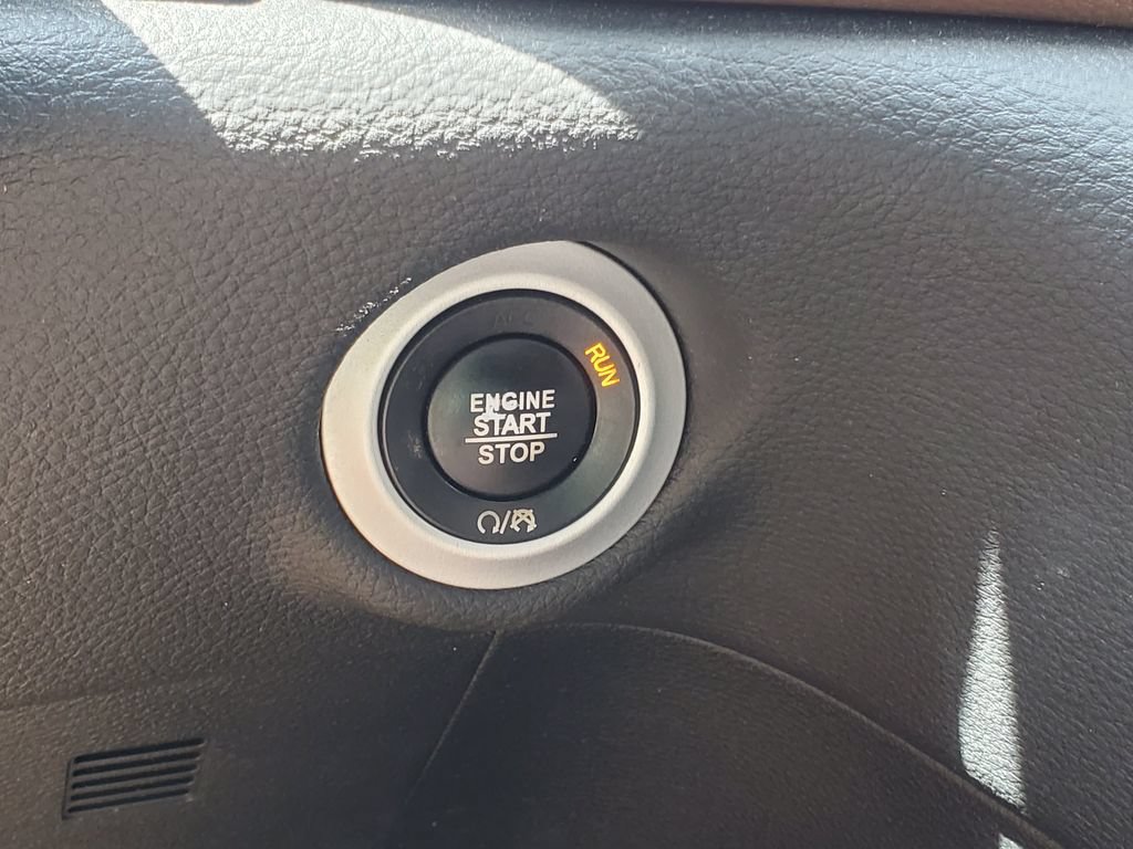 Used 2018 Chrysler Pacifica Limited FWD image 16