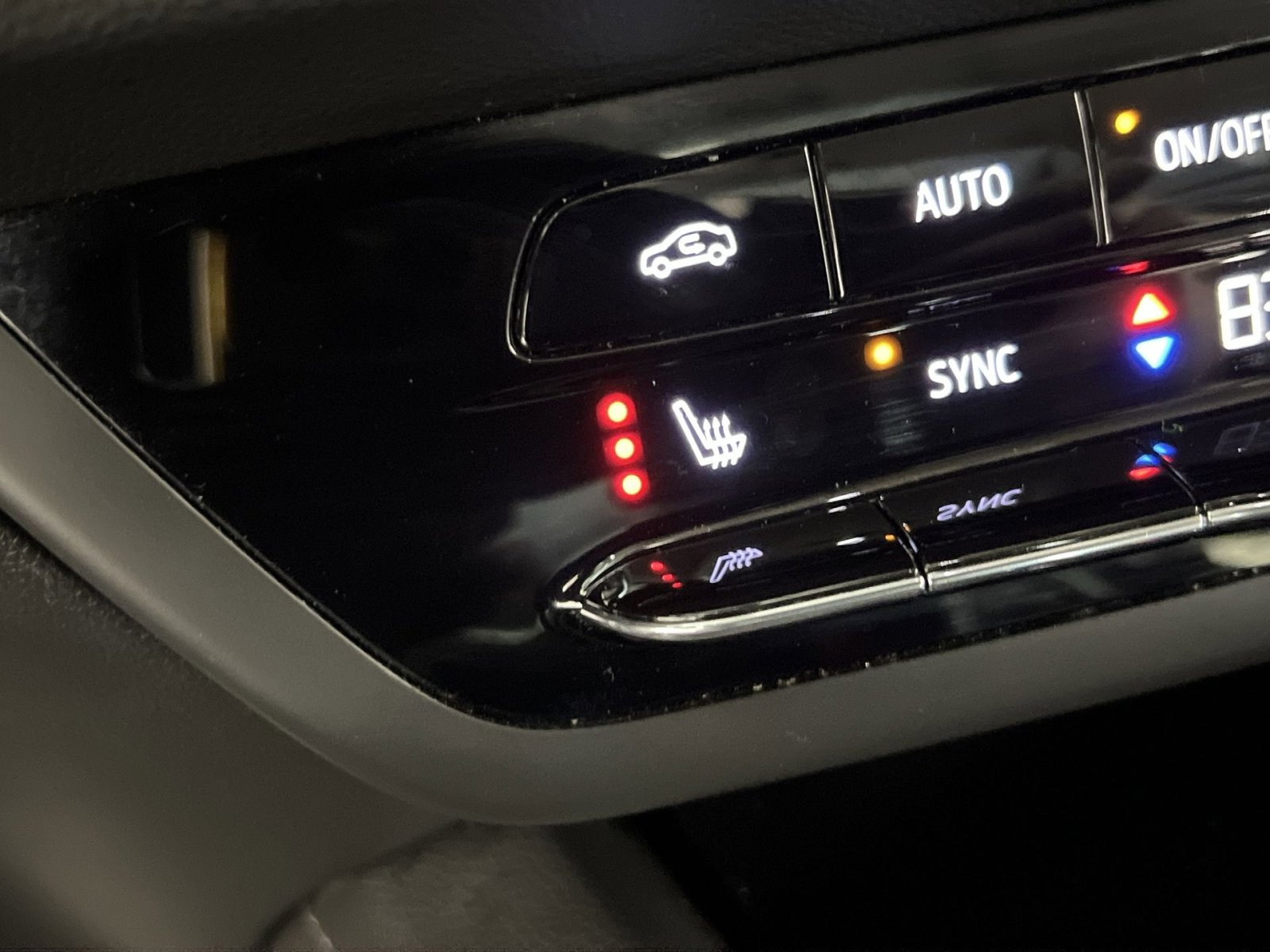 Used 2023 Buick Envision Essence image 34