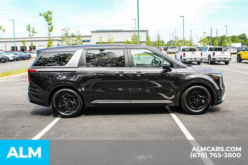 Used 2025 Kia Carnival FWD image 9