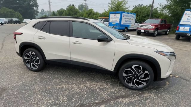New 2026 Chevrolet Trax RS w/ Sunroof Package FWD image 3
