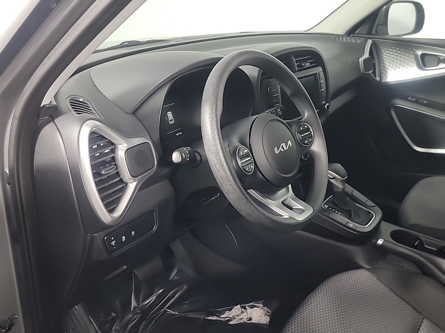 Used 2023 Kia Soul LX w/ LX Technology Package image 16