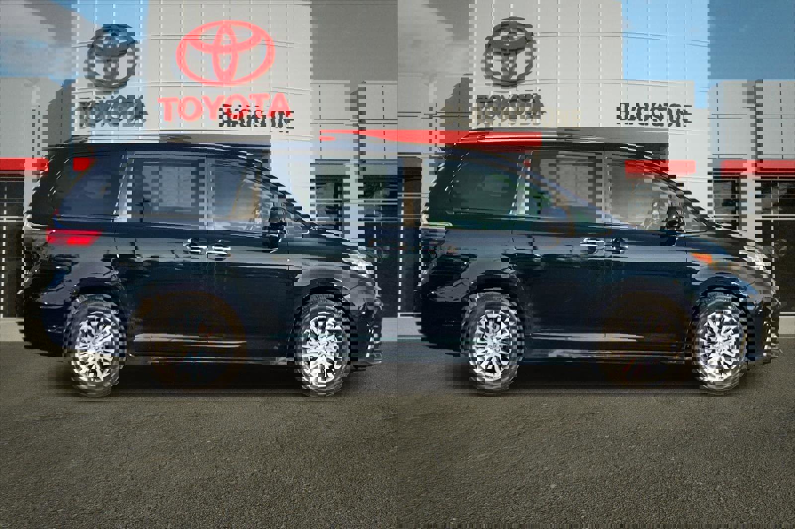 Used 2020 Toyota Sienna XLE image 2