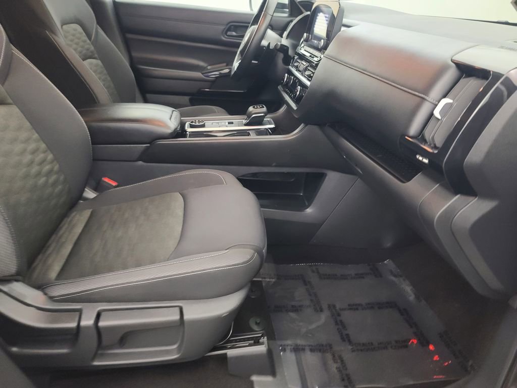 Used 2025 Nissan Pathfinder SV image 14