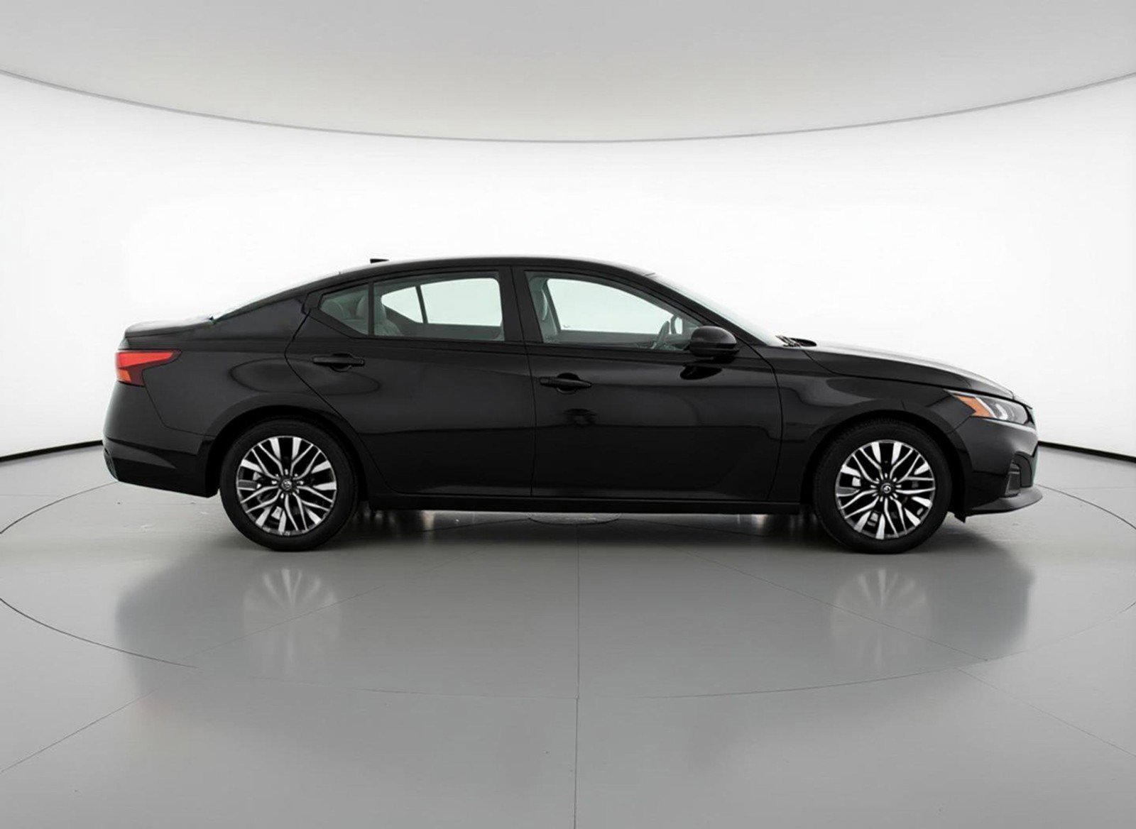 Used 2025 Nissan Altima 2.5 SV FWD image 11