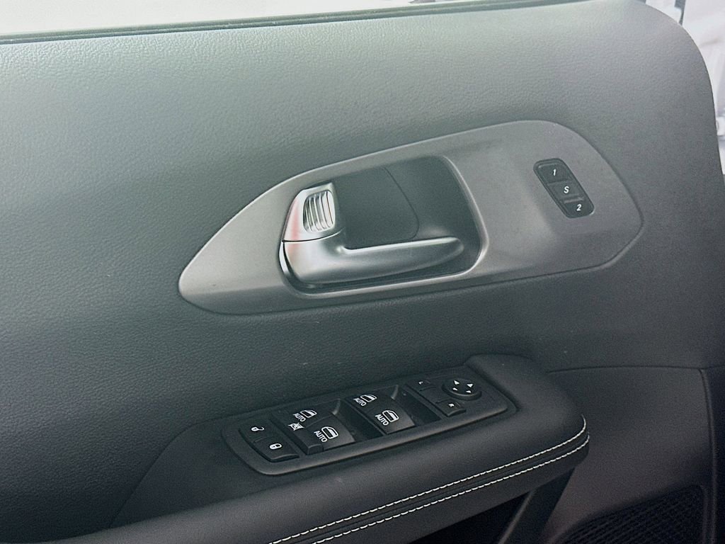 Used 2026 Chrysler Pacifica Select image 11
