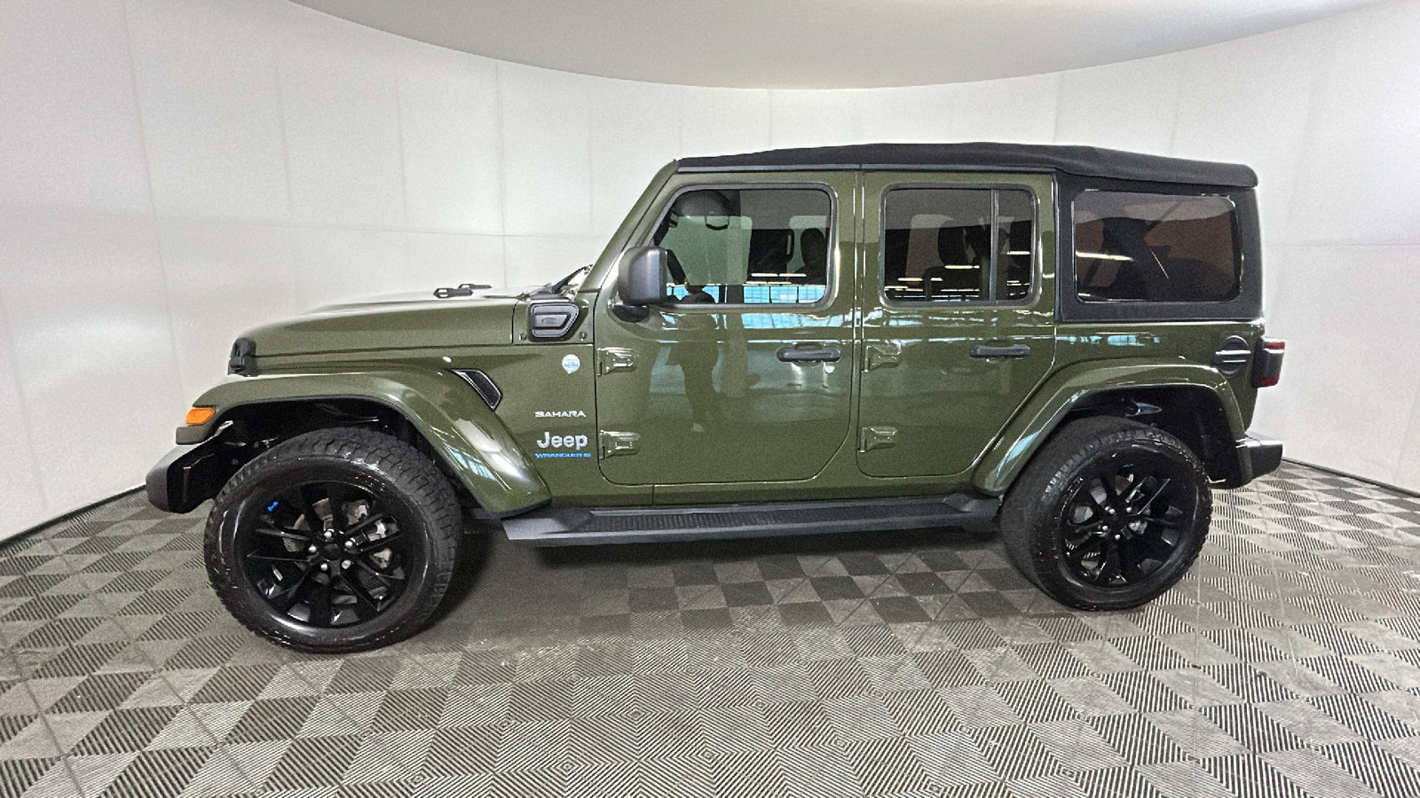 Used 2023 Jeep Wrangler Unlimited Sahara AWD/4WD image 7