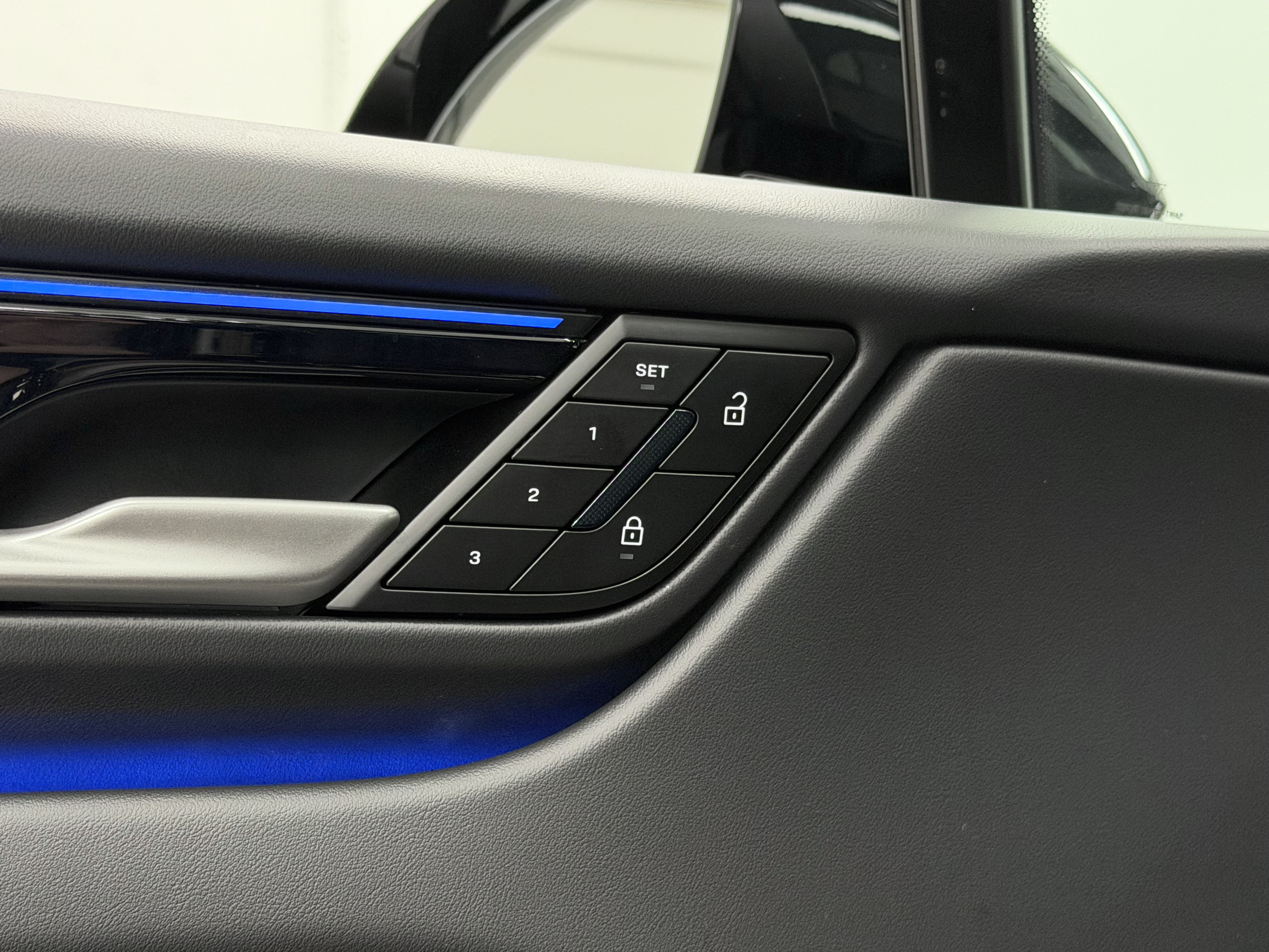 Certified 2025 Porsche Macan Electric RWD image 30
