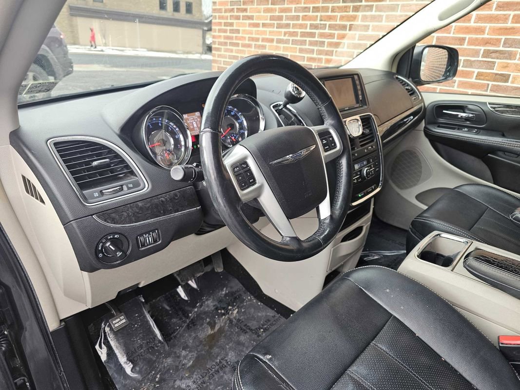 Used 2015 Chrysler Town & Country Touring-L w/ Driver Convenience Group image 12