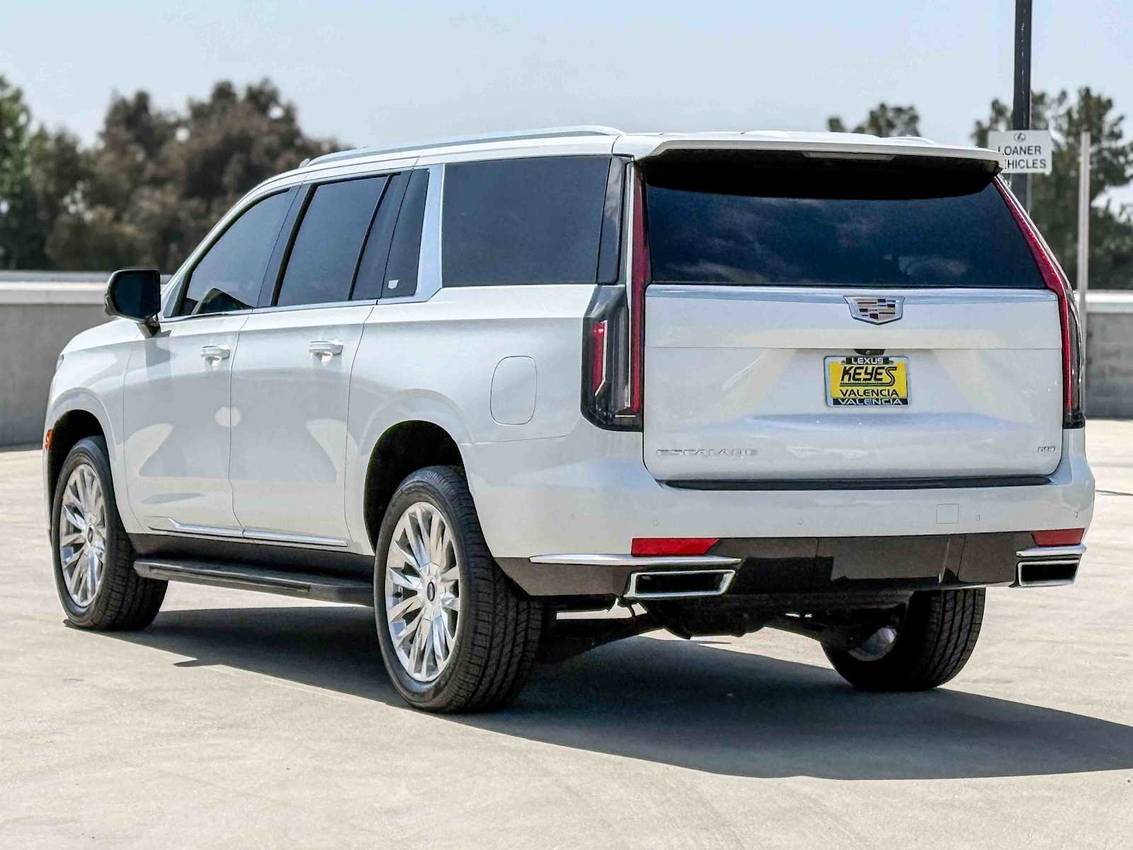 Used 2022 Cadillac Escalade ESV Premium Luxury AWD/4WD image 2