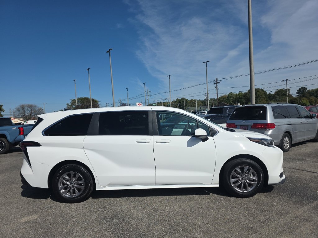 Certified 2025 Toyota Sienna LE FWD image 3