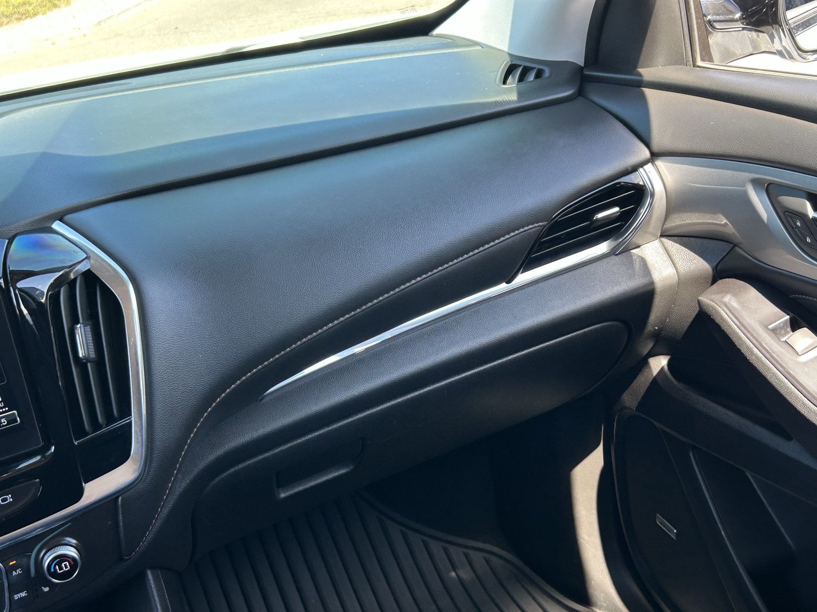 Used 2018 Chevrolet Traverse RS FWD image 19