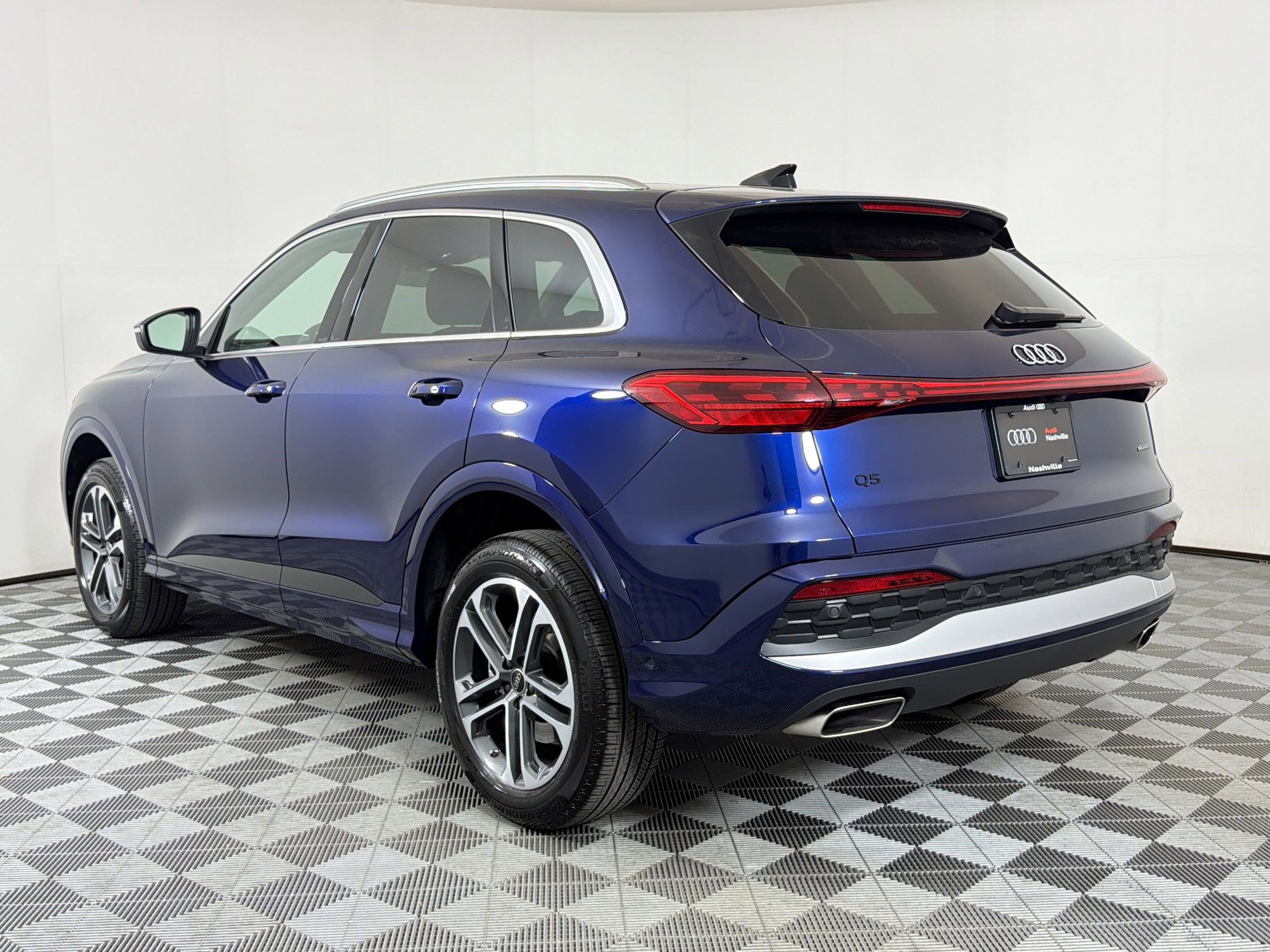 Used 2025 Audi Q5 Premium w/ Convenience Package image 3