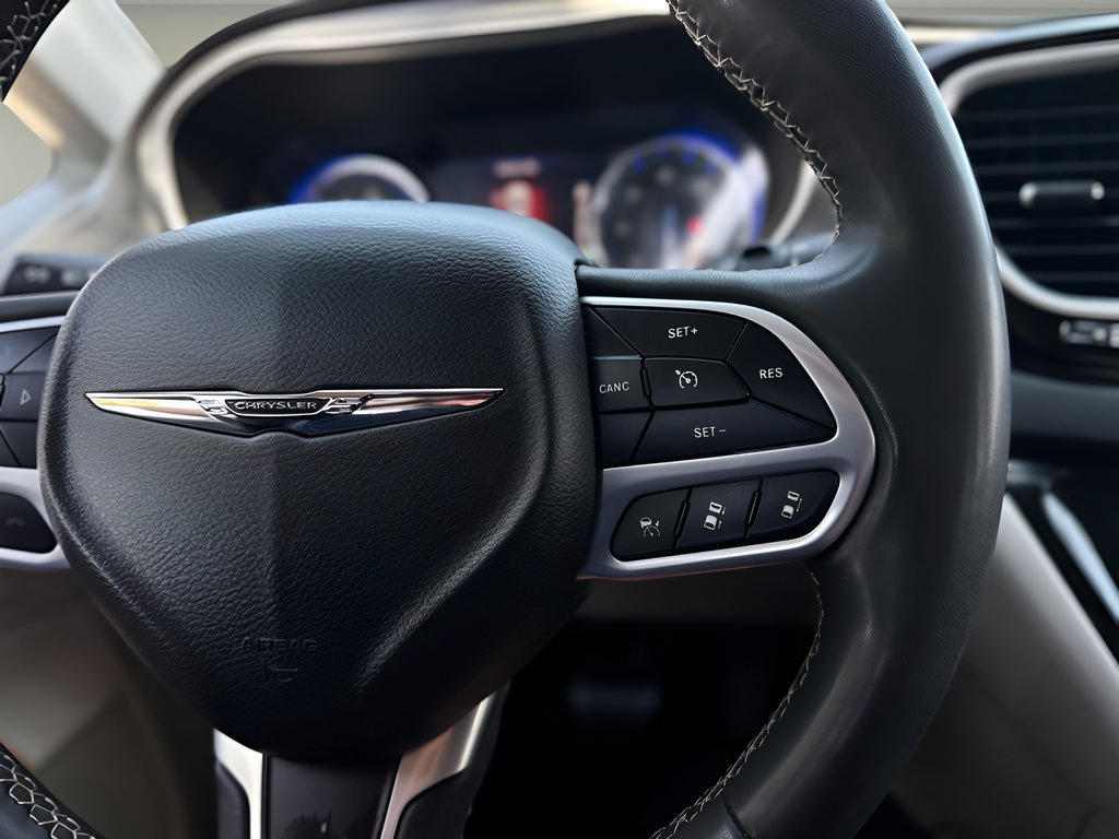 Used 2022 Chrysler Pacifica Touring-L FWD image 11