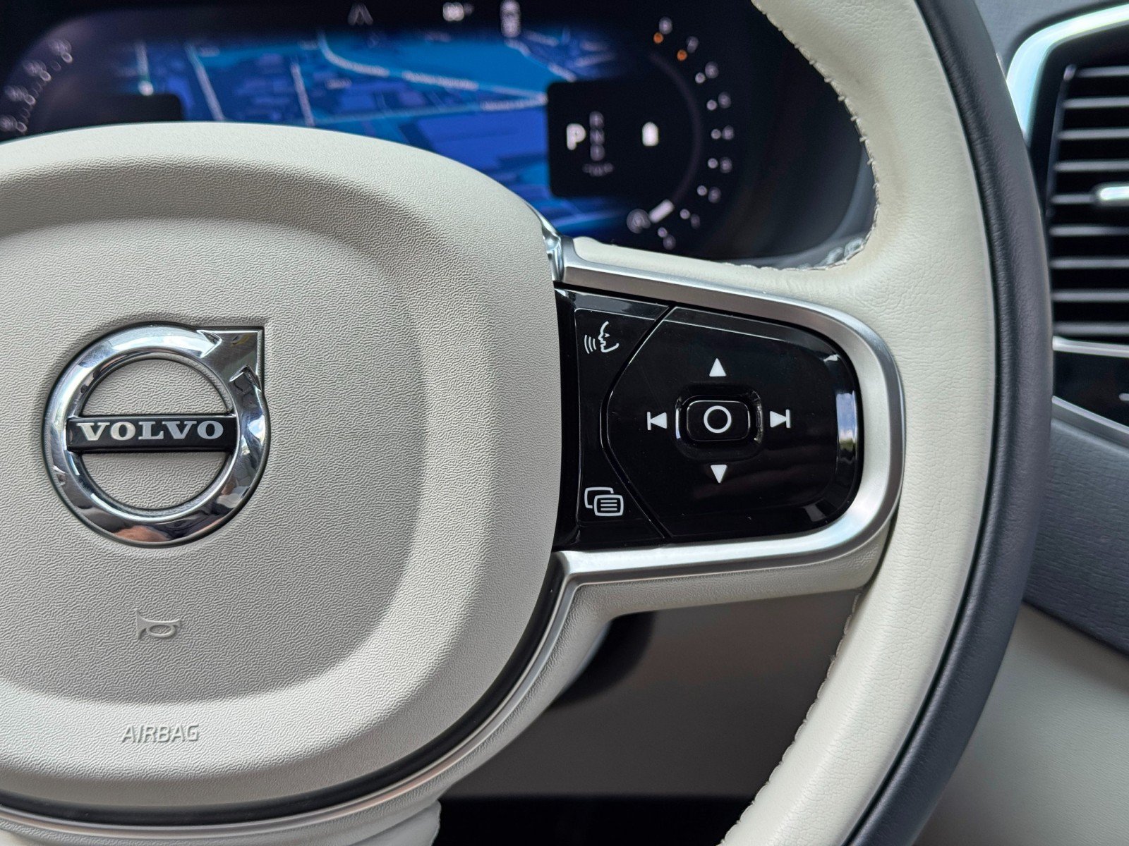 Used 2025 Volvo XC90 B6 Plus AWD/4WD image 23