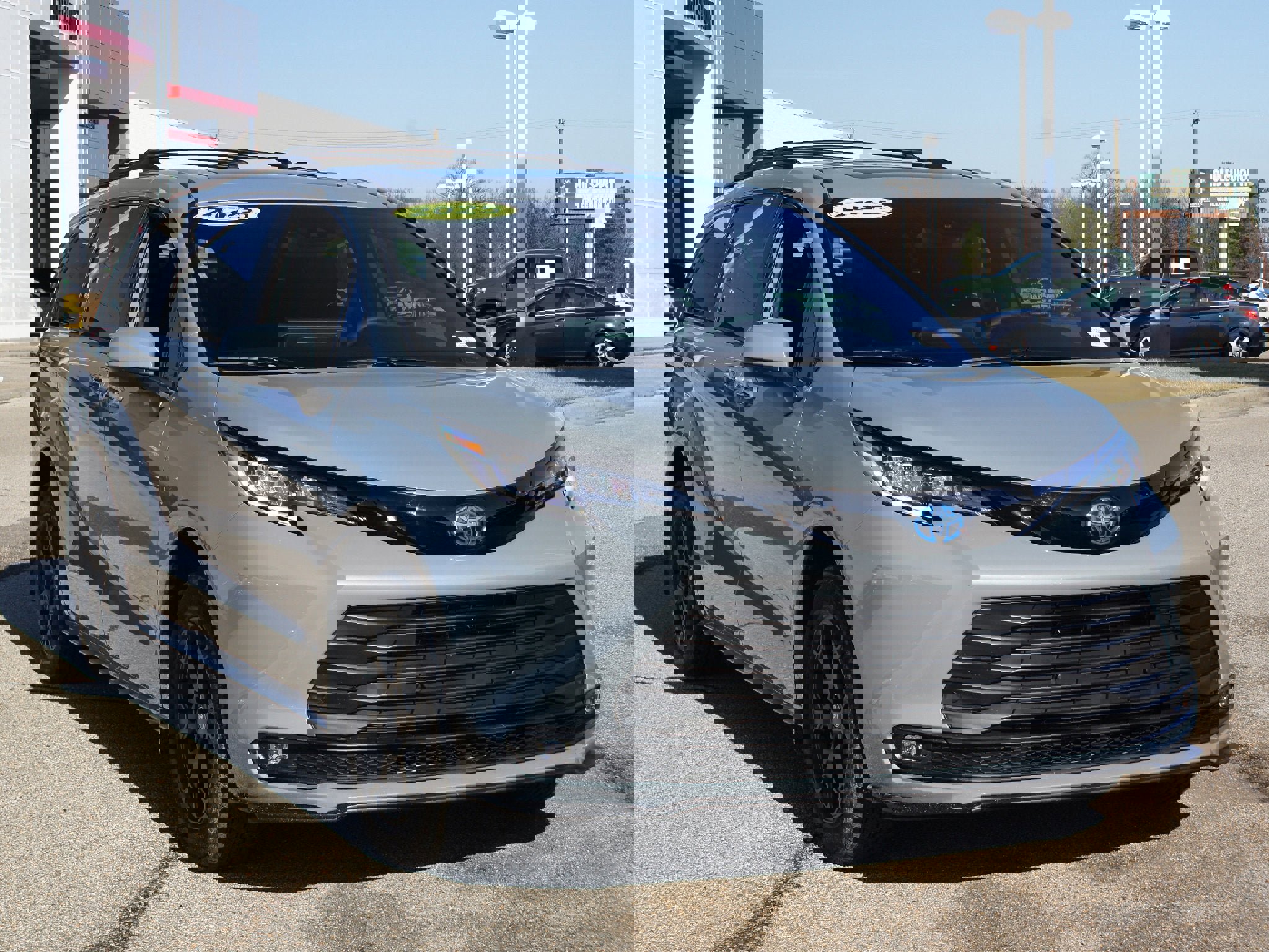 Used 2025 Toyota Sienna XLE Woodland Edition image 25