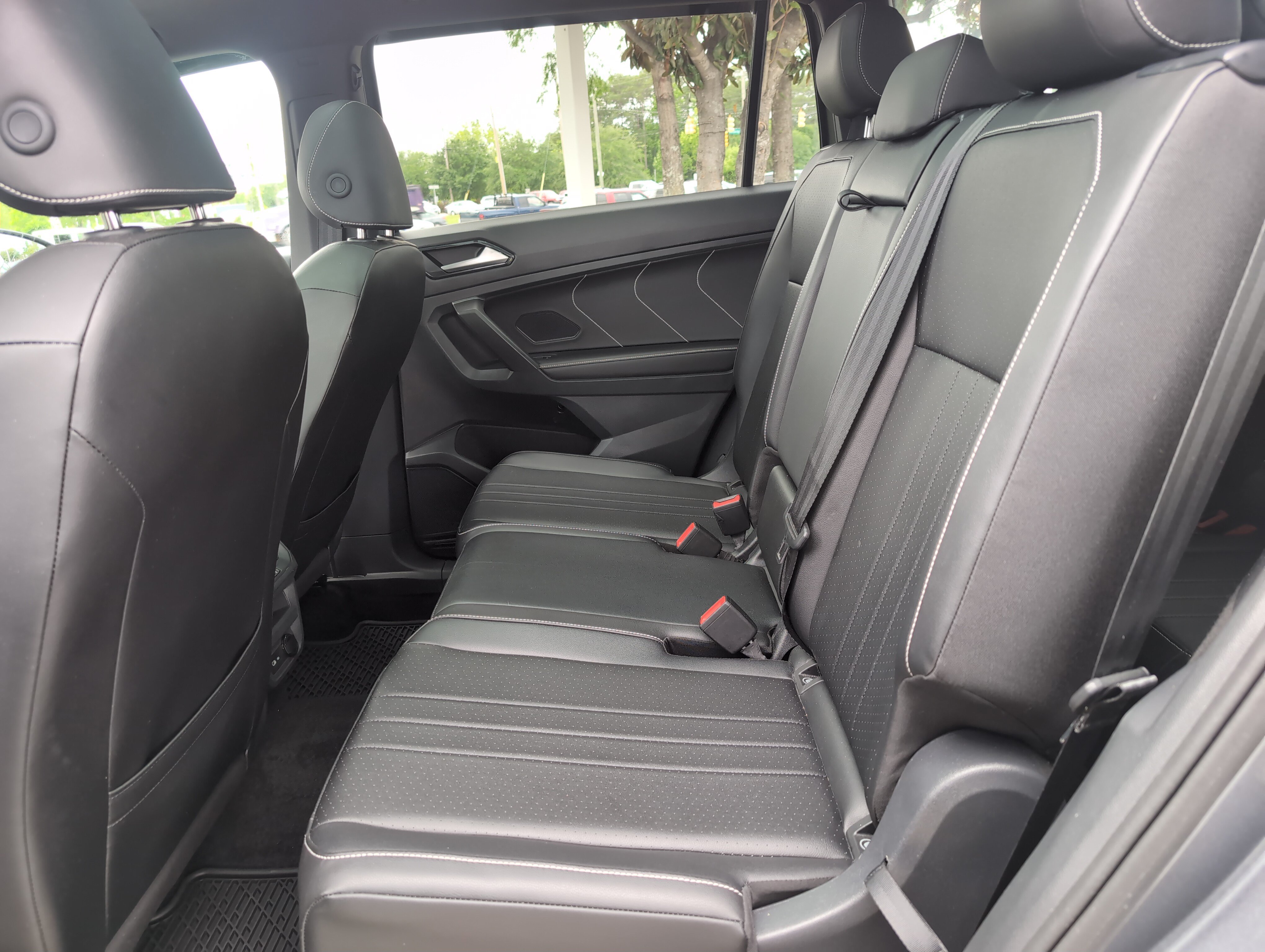 Used 2024 Volkswagen Tiguan SE R-Line FWD image 29