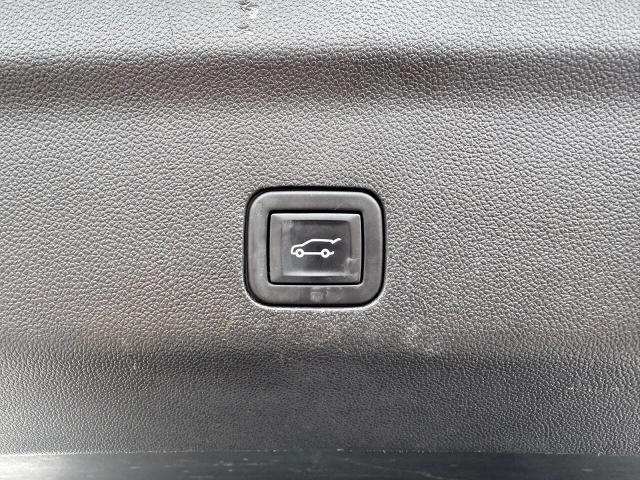 Used 2023 Chevrolet Suburban Premier image 10