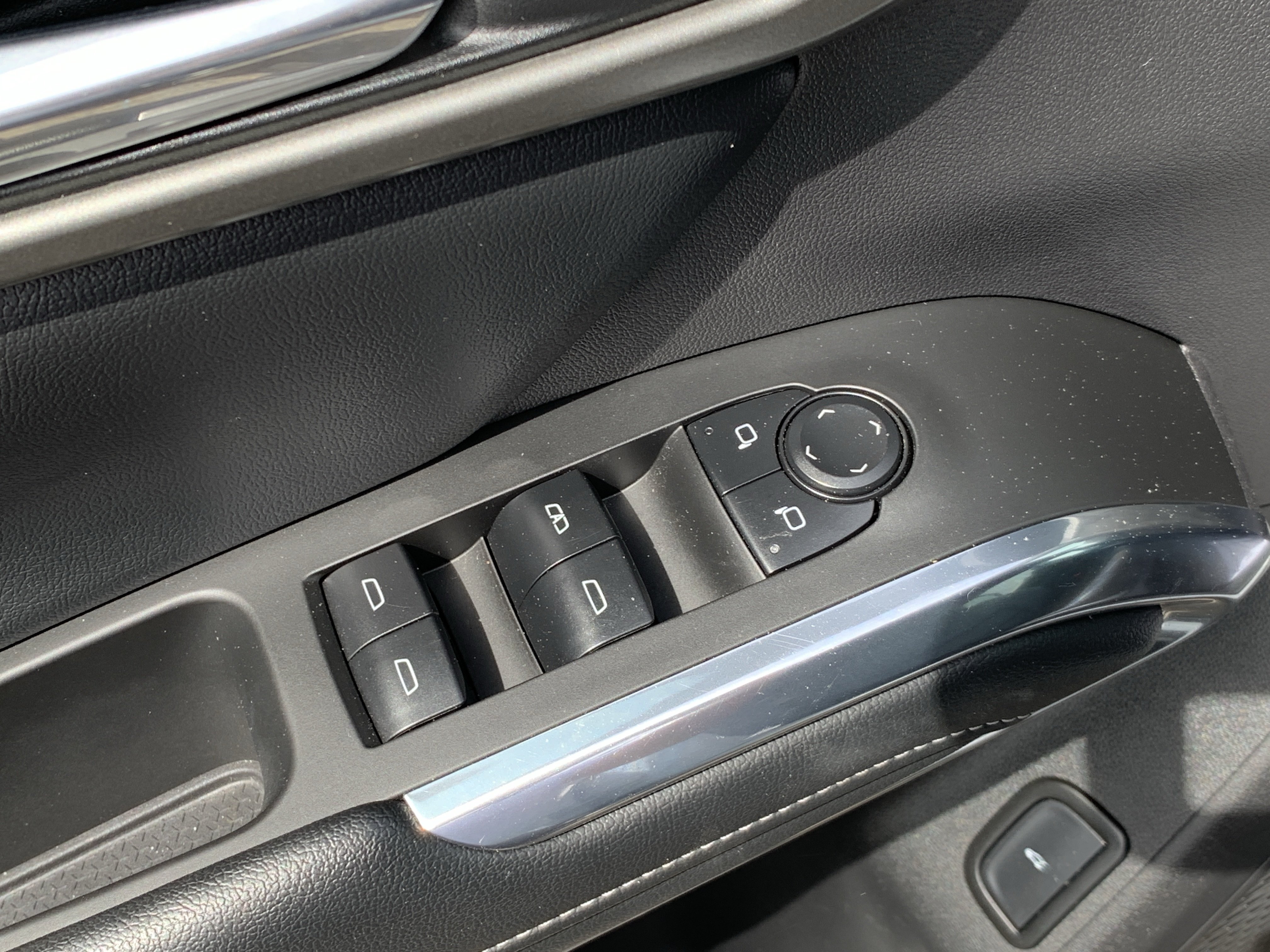 Used 2025 Chevrolet Traverse LT FWD image 20