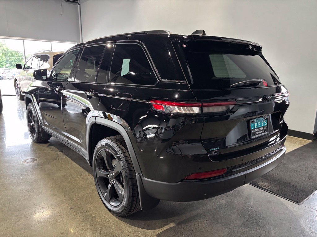 Used 2023 Jeep Grand Cherokee Altitude AWD/4WD image 8