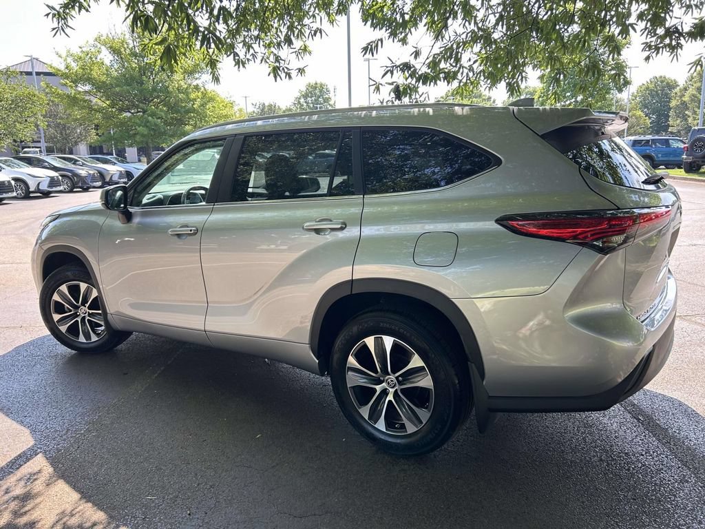 Used 2023 Toyota Highlander XLE FWD image 4