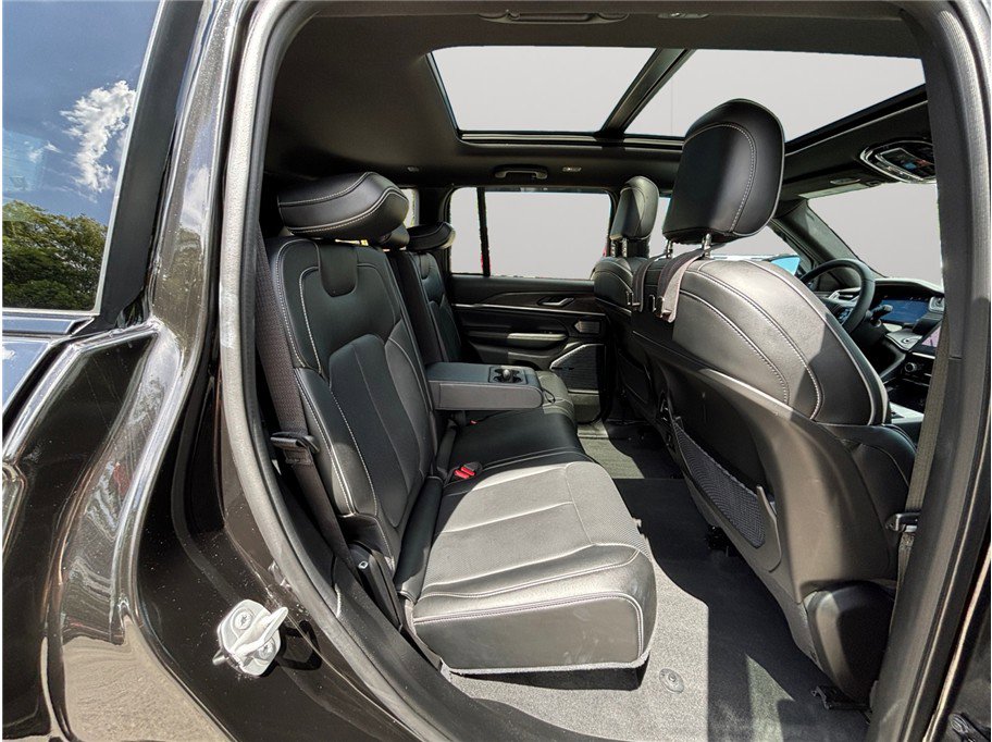 Used 2023 Jeep Grand Cherokee Overland image 49