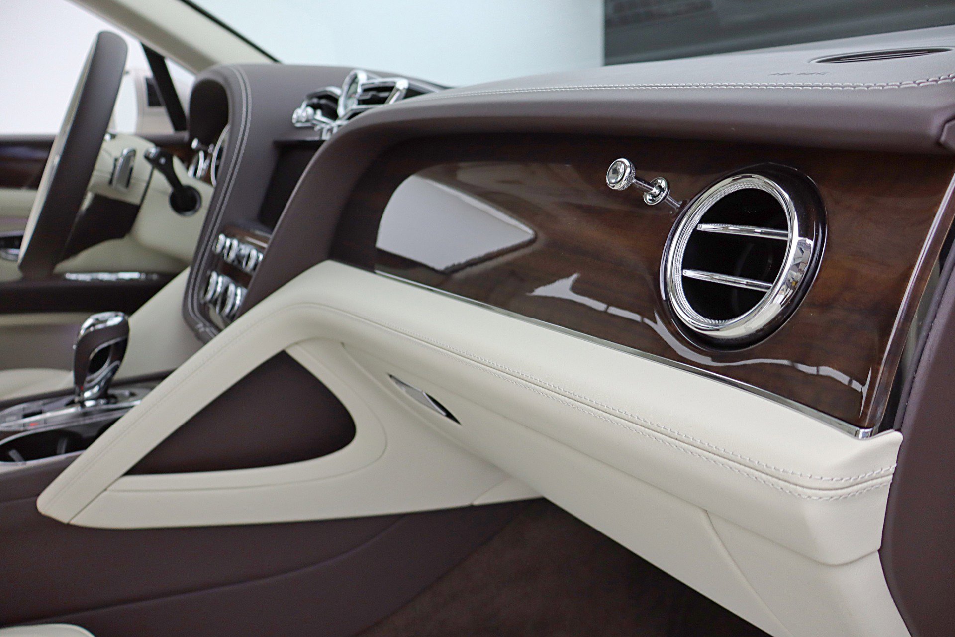 Used 2024 Bentley Bentayga Plug-In Hybrid image 40