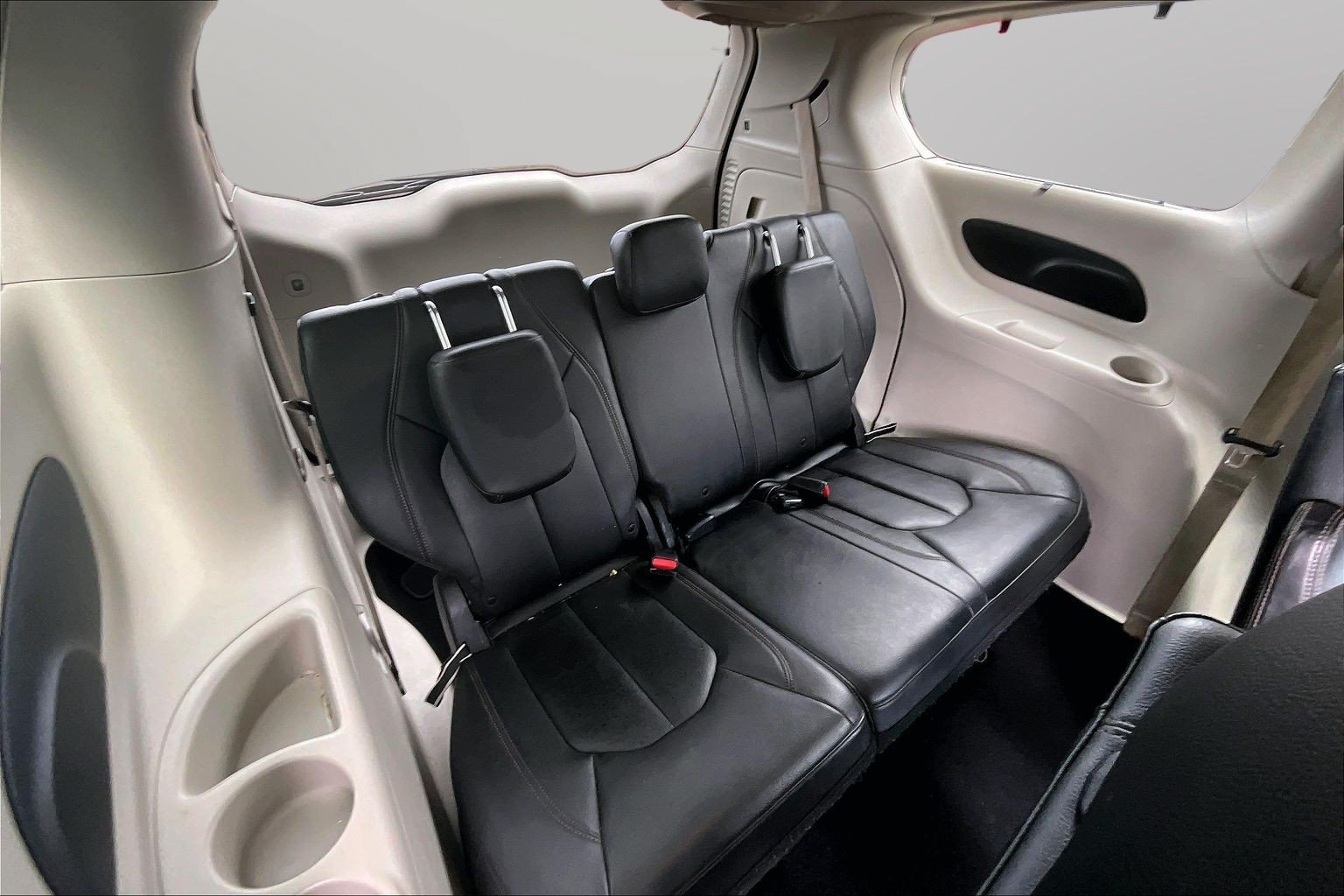 Used 2017 Chrysler Pacifica Touring-L FWD image 18