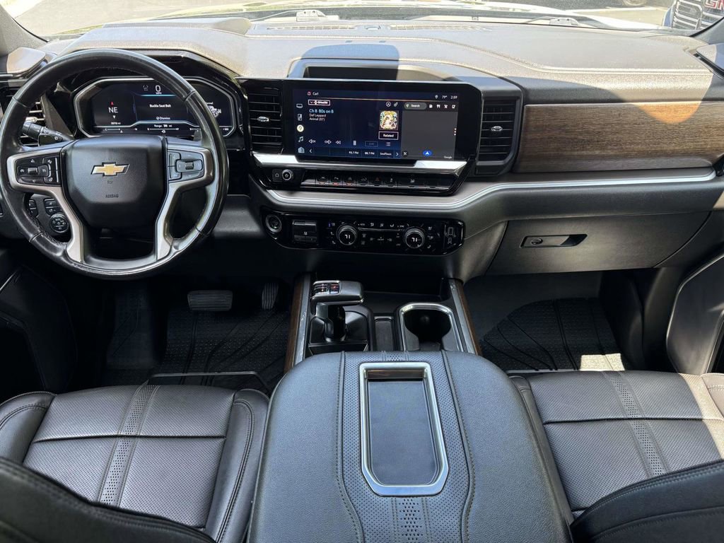 Used 2022 Chevrolet Silverado 1500 High Country w/ High Country Premium Package AWD/4WD image 3