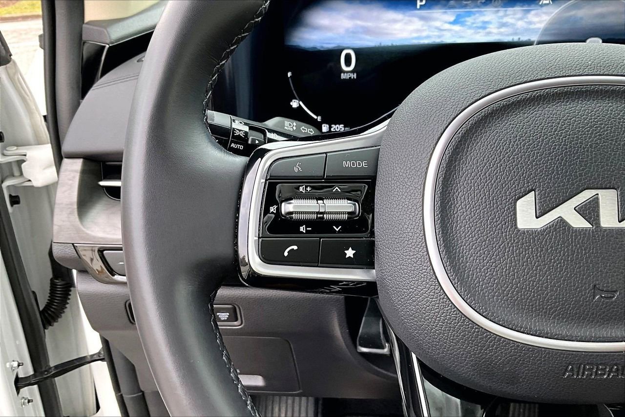 Used 2024 Kia Carnival SX image 30