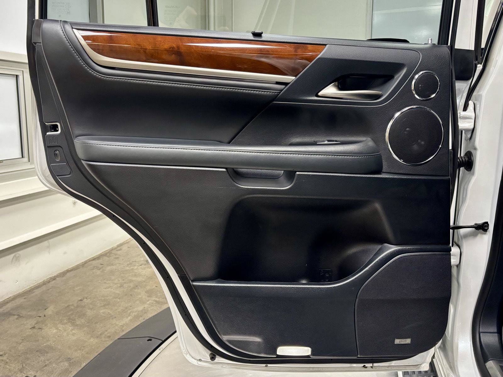 Used 2018 Lexus LX 570 4WD w/ Luxury Package image 17