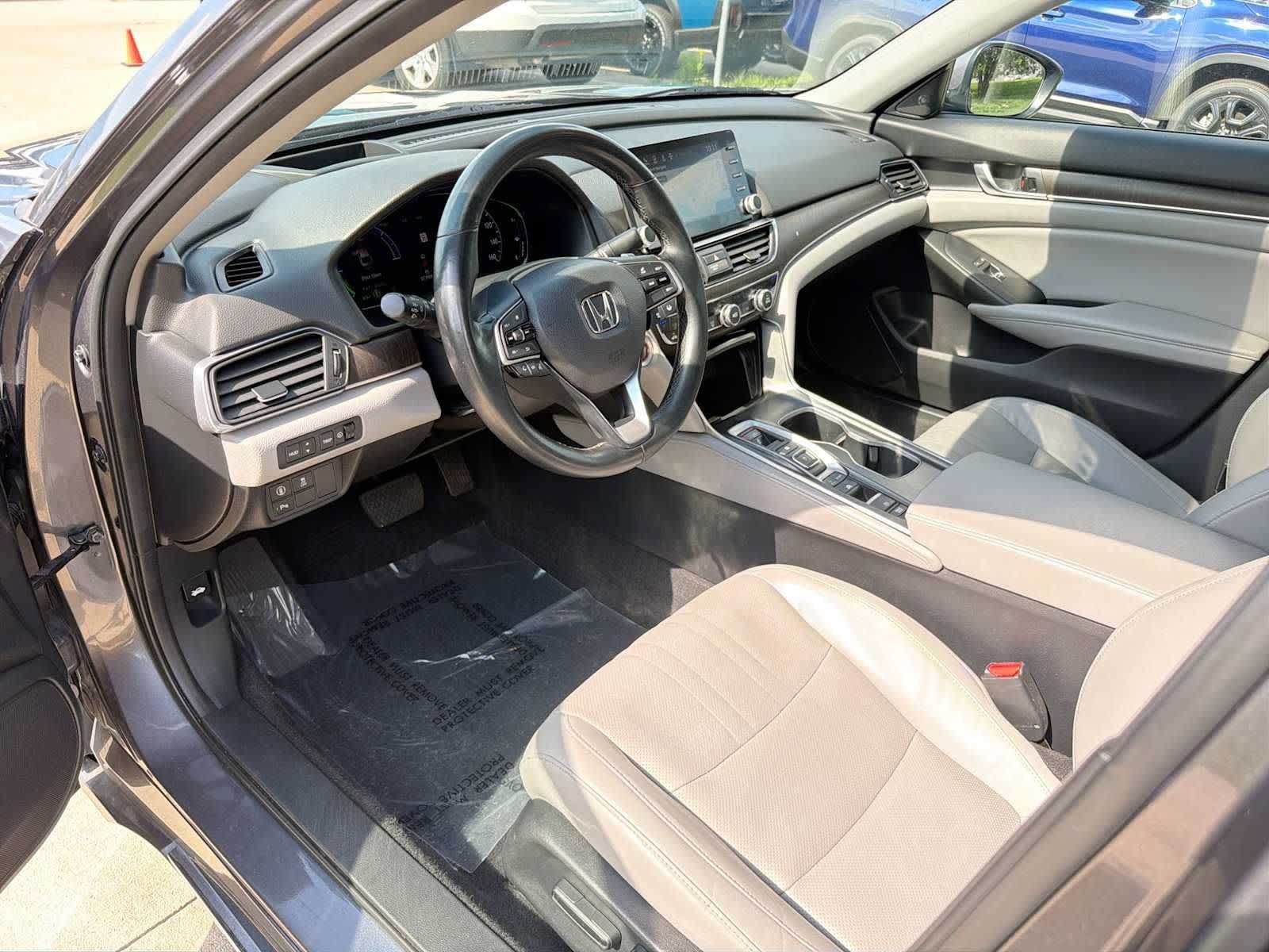 Used 2018 Honda Accord Touring image 2