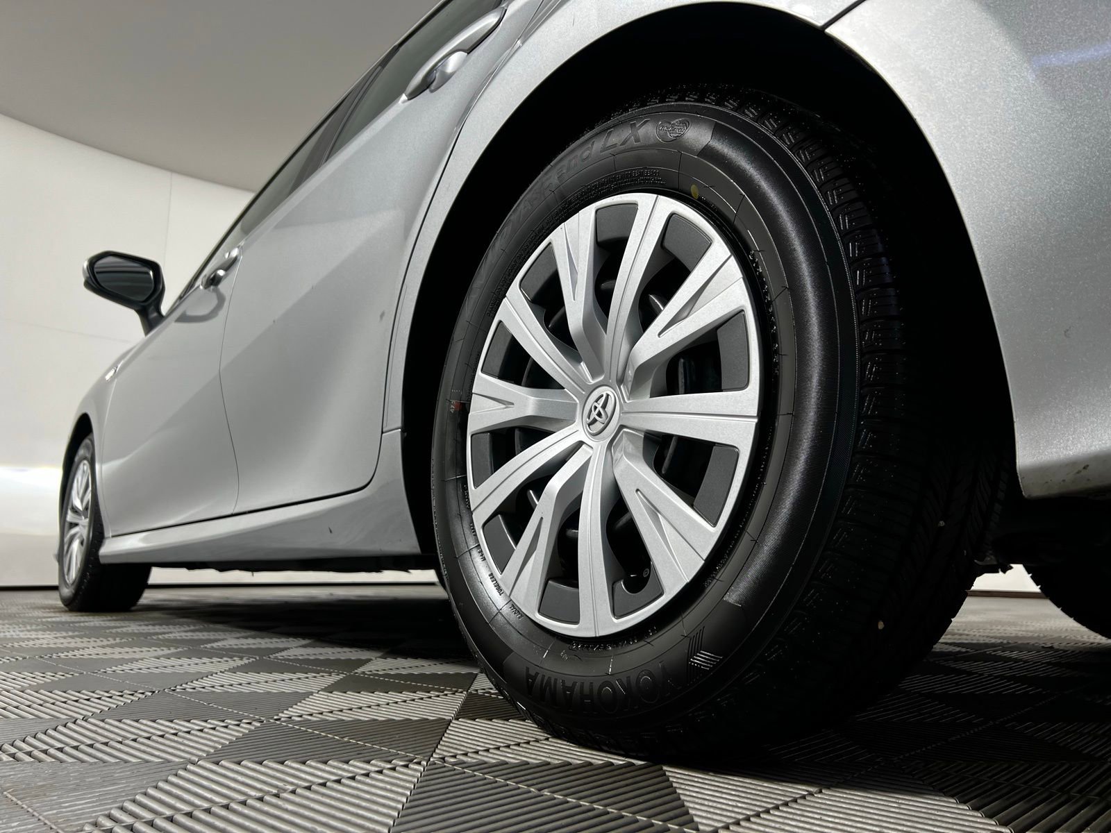 Certified 2020 Toyota Camry LE image 25