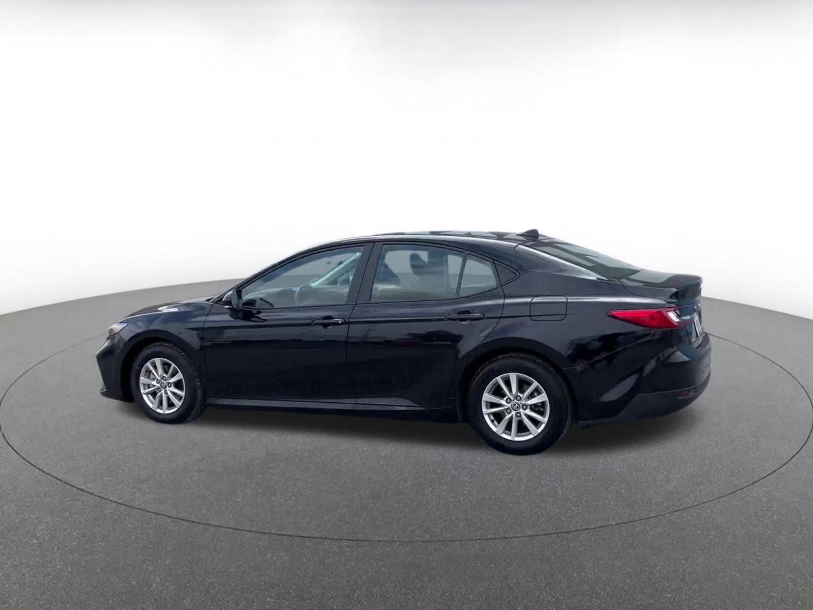 Used 2025 Toyota Camry LE image 10