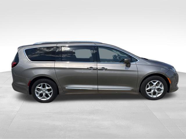 Used 2018 Chrysler Pacifica Touring-L Plus FWD image 2