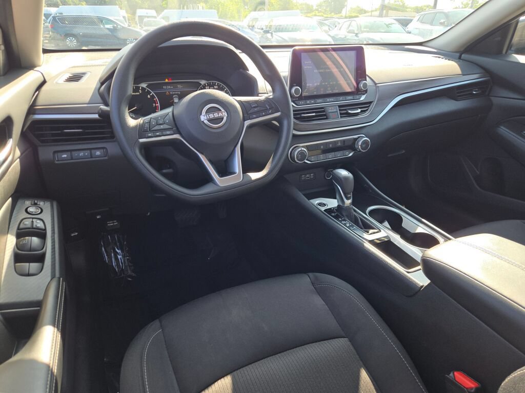 Used 2024 Nissan Altima 2.5 SV FWD image 6