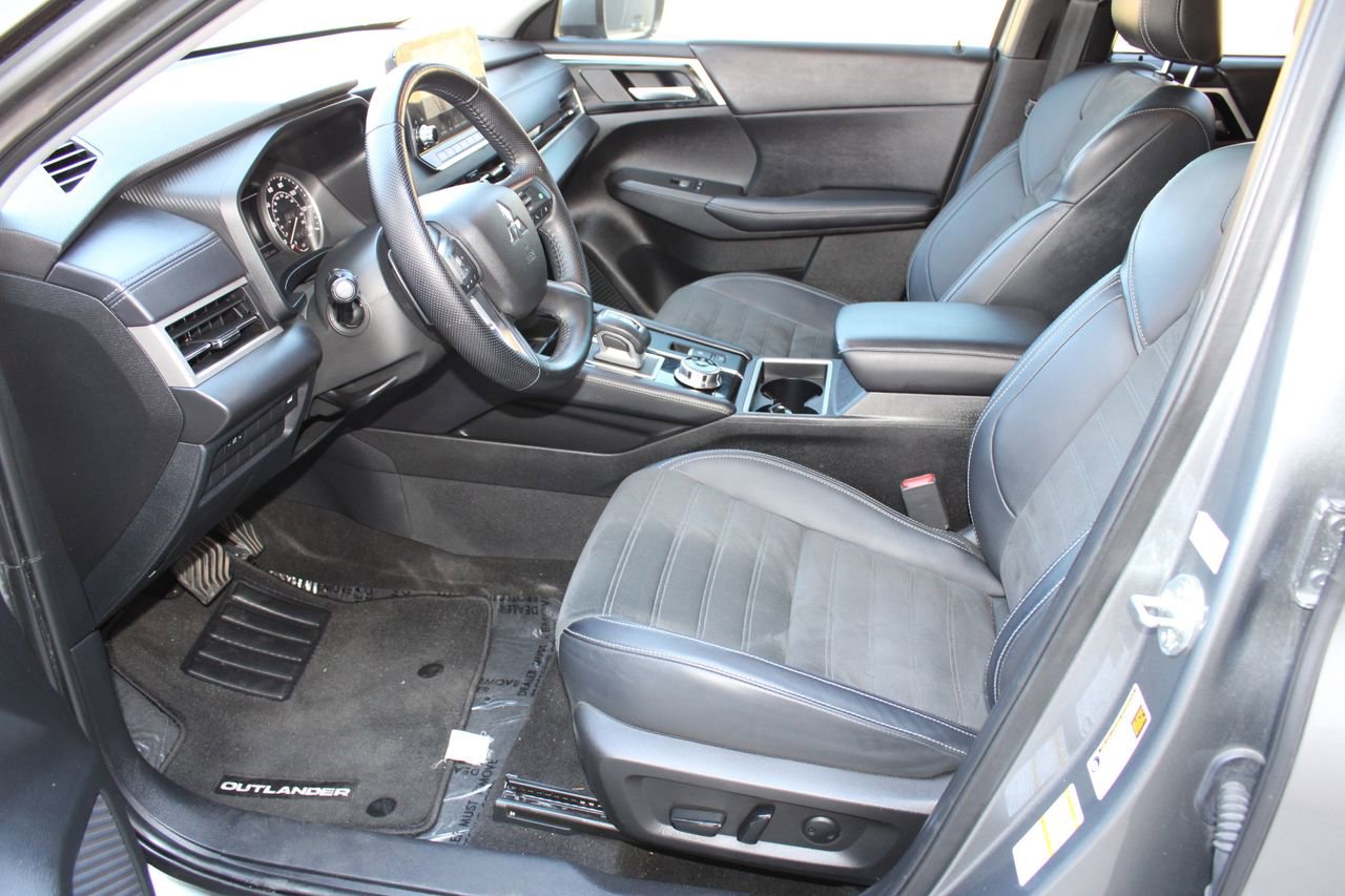Used 2024 Mitsubishi Outlander SE image 16