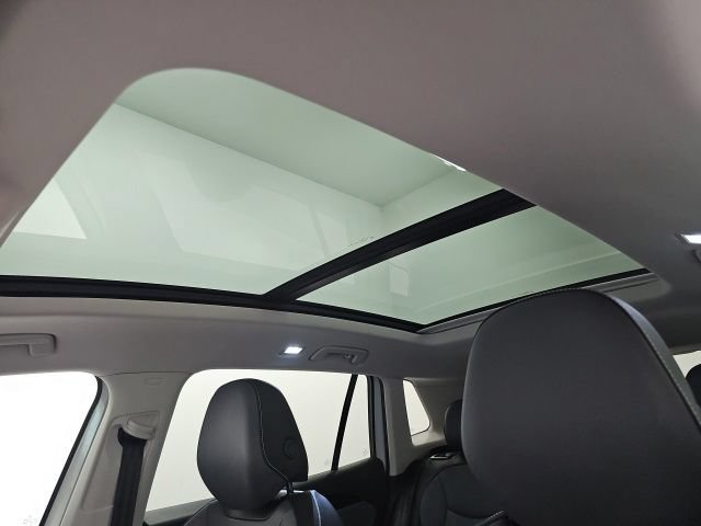 Used 2025 Volkswagen Tiguan SE w/ Panoramic Sunroof Package AWD/4WD image 27